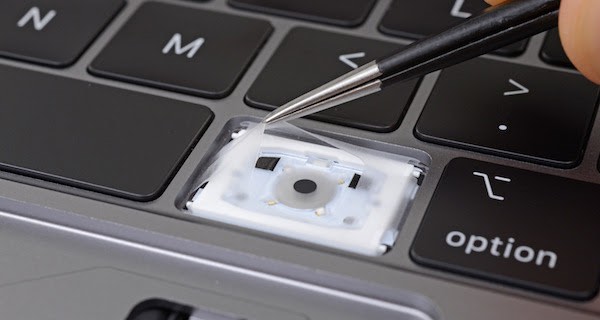 "Mổ xẻ" ra mới biết bàn phím Macbook Pro 2018 có tính năng chống bụi
