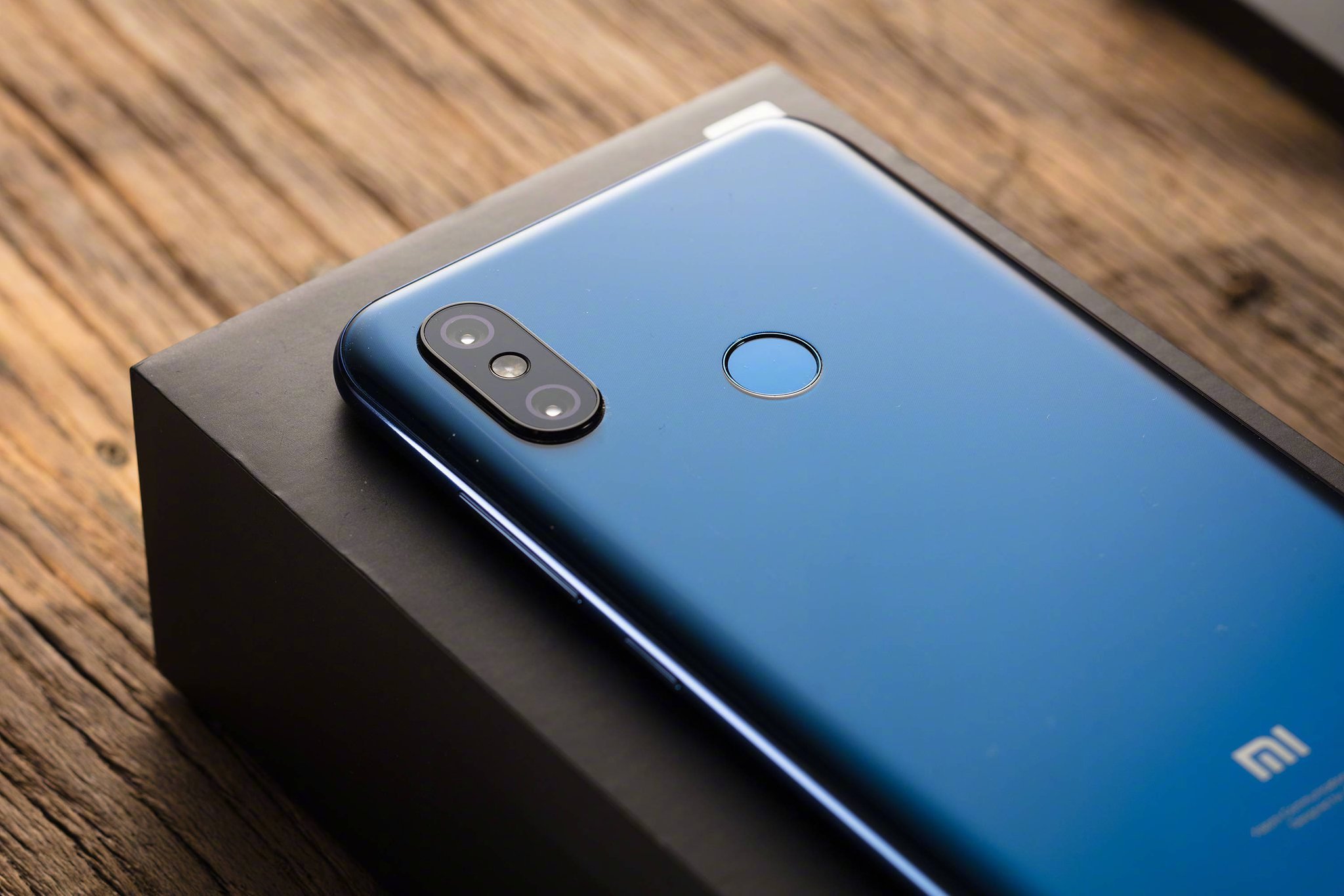 Xiaomi Mi 8 giảm giá mạnh tại Trung Quốc, chỉ từ 8.7 triệu cho flagship khủng