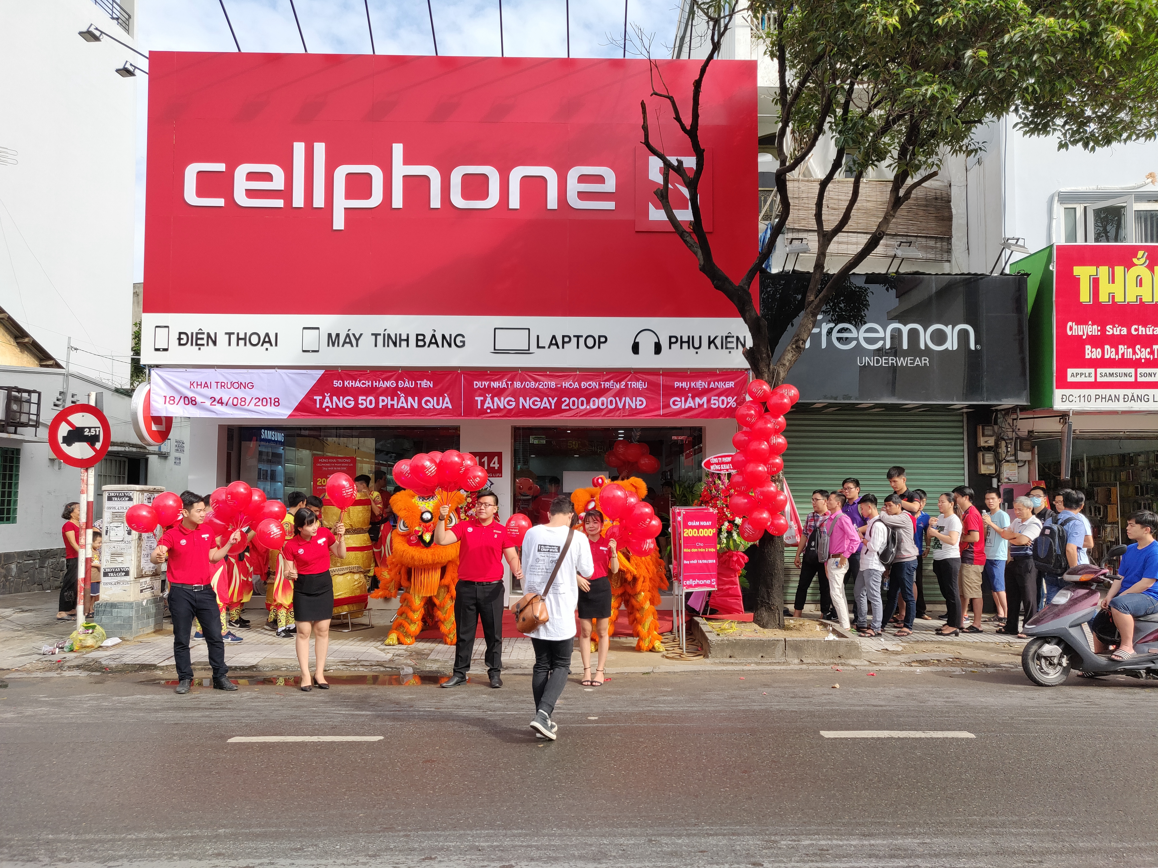 Tưng bừng khai trương cửa hàng CellphoneS số 114 Phan Đăng Lưu, nhận nhiều quà tặng hấp dẫn Tưng bừng khai trương cửa hàng CellphoneS số 114 Phan Đăng Lưu, nhận nhiều quà tặng hấp dẫn