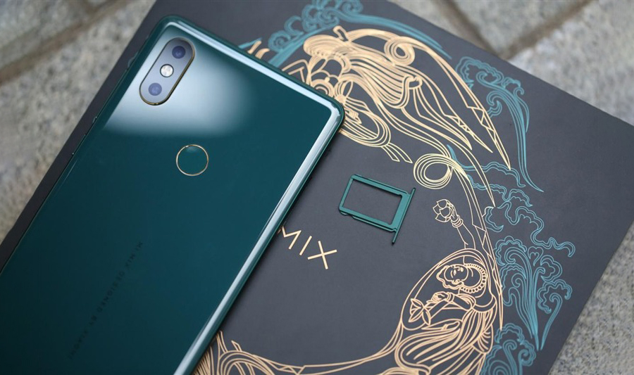Cận cảnh Mi MIX 2S xanh ngọc lục bảo Emerald Green cực kì đẹp mắt