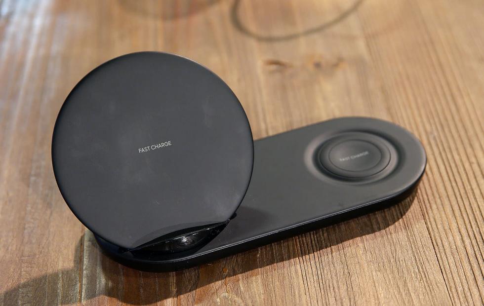 Samsung Wireless Charger Duo: Chiếc sạc không dây dành cho Galaxy Note9 và Galaxy Watch cùng lúc