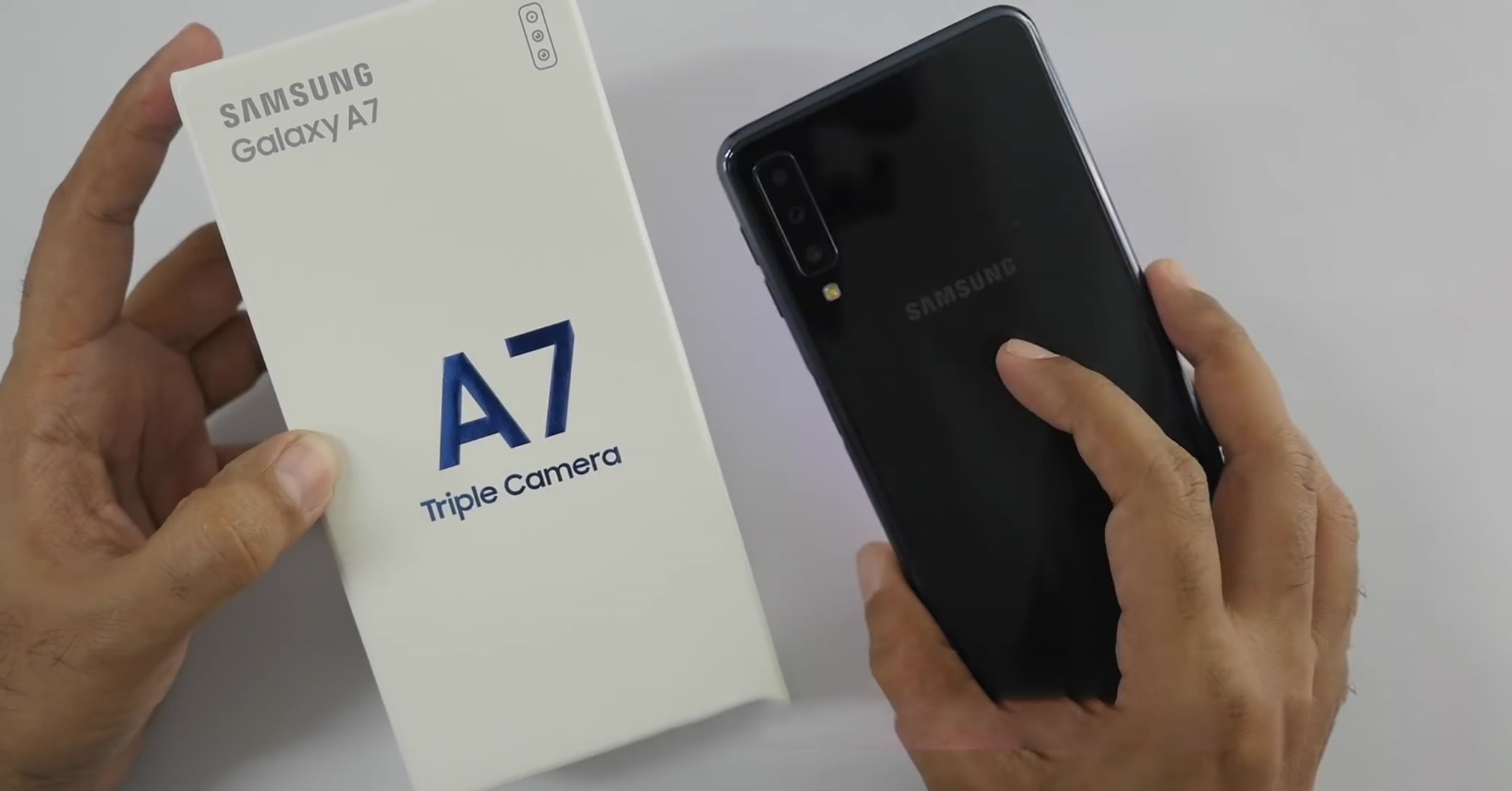 Mở hộp Galaxy A7 (2018): 3 camera sau, cảm biến vân tay ở cạnh bên, sắp ra mắt tại Việt Nam