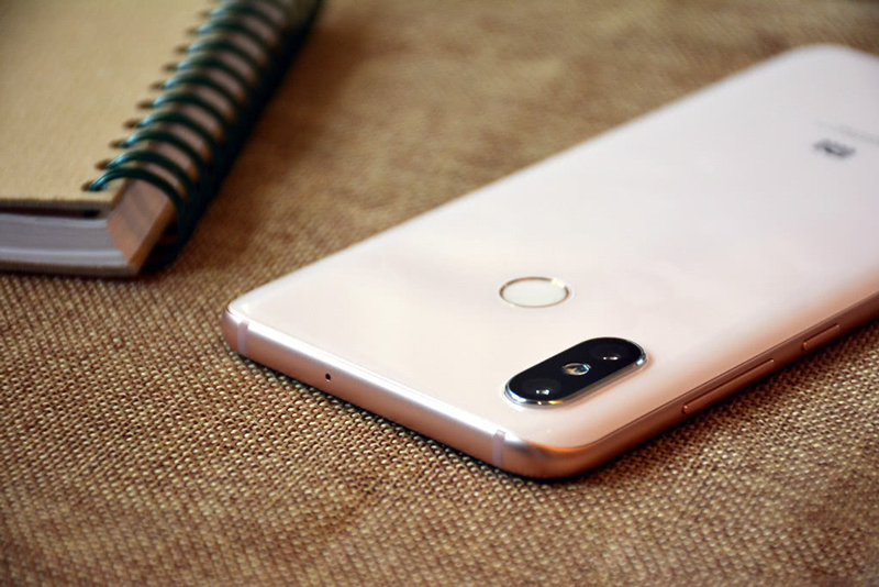 Xiaomi tiếp tục nhá hàng Mi 8 Fingerprint Edition với viền vàng như iPhone XS