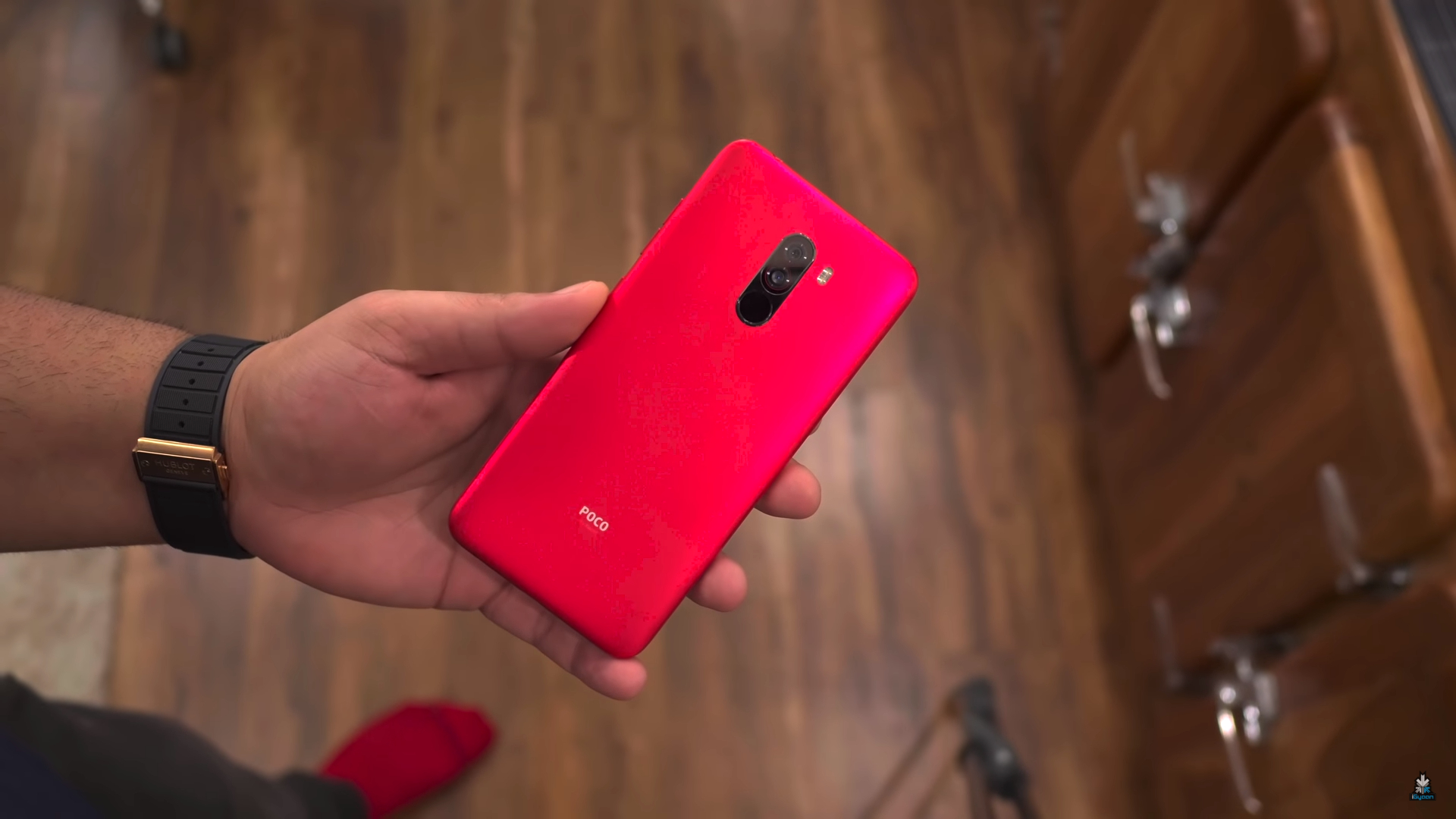 POCOPHONE F1 phiên bản màu đỏ Rosso Red sẽ sớm được mở bán, giá từ 6.6 triệu đồng