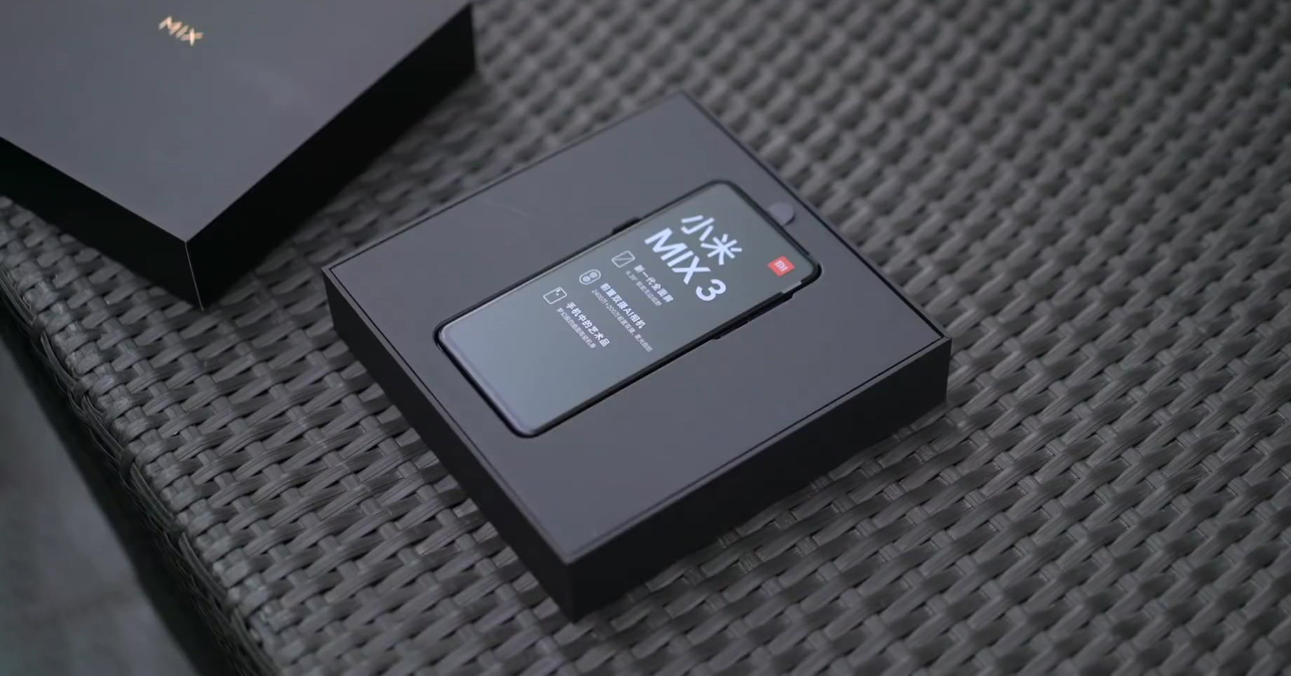 Mở hộp Xiaomi Mi MIX 3: Thiết kế trượt thủ công, tặng kèm sạc không dây, giá từ 11 triệu đồng Mở hộp Xiaomi Mi MIX 3: Thiết kế trượt thủ công, tặng kèm sạc không dây, giá từ 11 triệu đồng