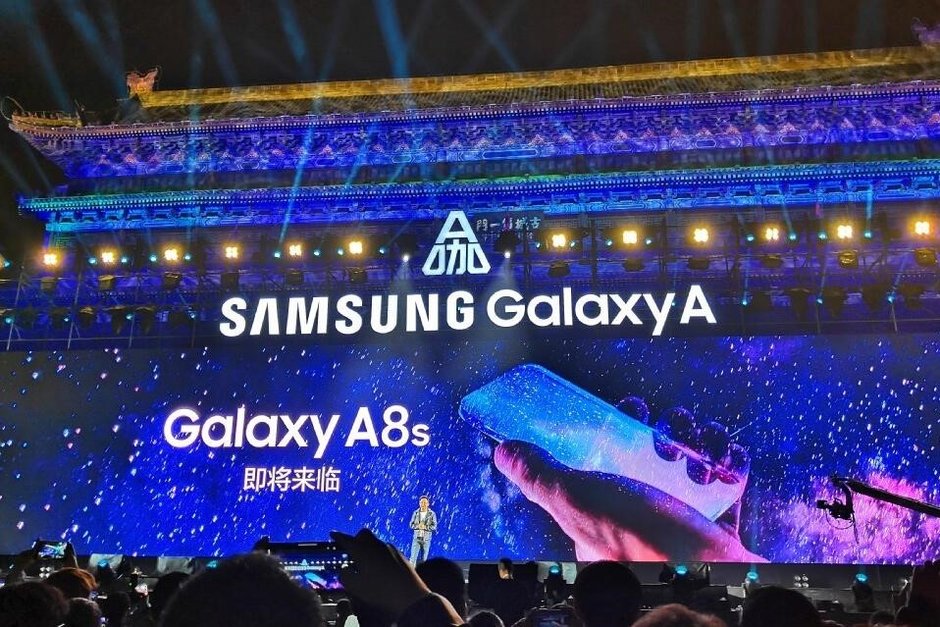 Tai thỏ xưa rồi, Samsung nhá hàng điện thoại với màn hình "nốt ruồi"