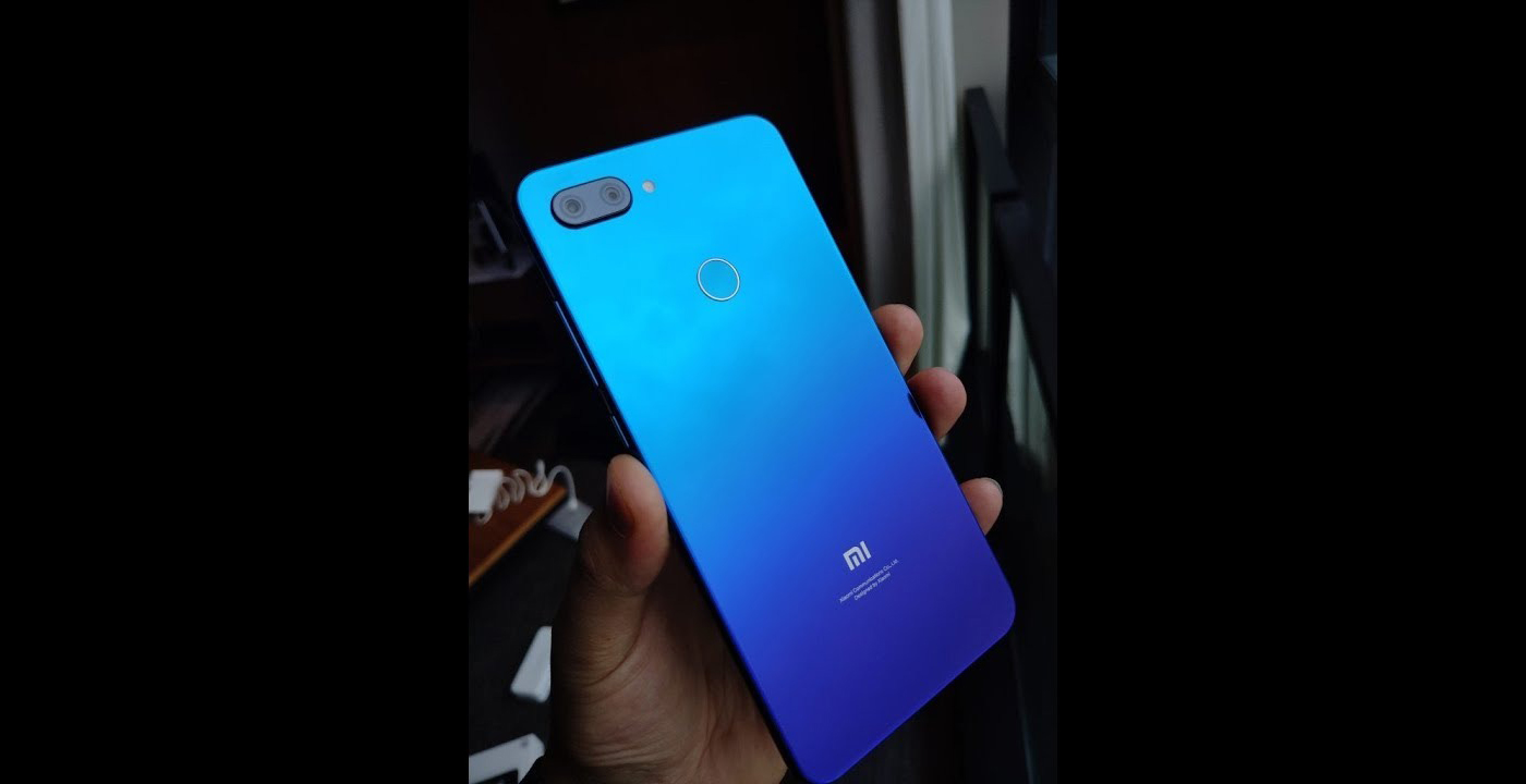 Mặt lưng màu gradient của Xiaomi Mi 8 Lite đẹp đến vậy nhưng thực chất chỉ là một tấm kính trong suốt!