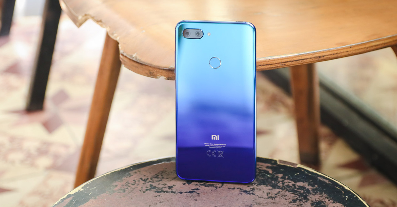 Trên tay Xiaomi Mi 8 Lite chính hãng: Mặt lưng kính gradient, Snapdragon 660, camea kép, QC 3.0, giá chỉ 5.8 triệu