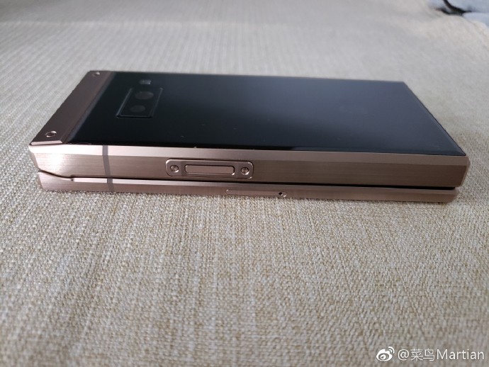 Siêu phẩm nắp gập Samsung W2019 lộ ảnh thực tế với thiết kế cực chất