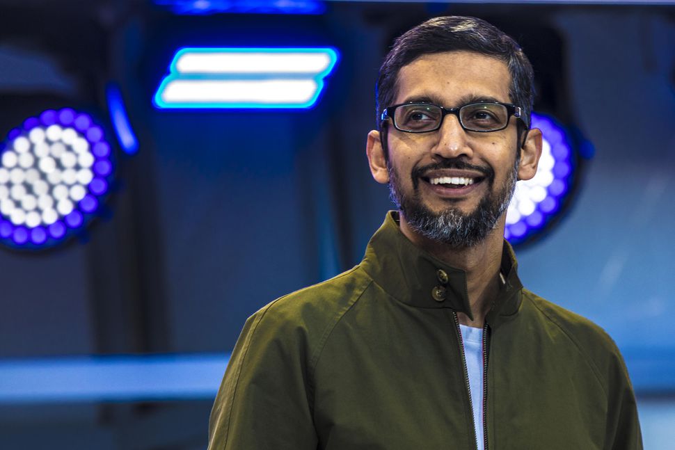 "Google không sản xuất iPhone": CEO Sundar Pichai trả lời câu hỏi hóc búa khiến cả phiên điều trần được tràng cười vui vẻ