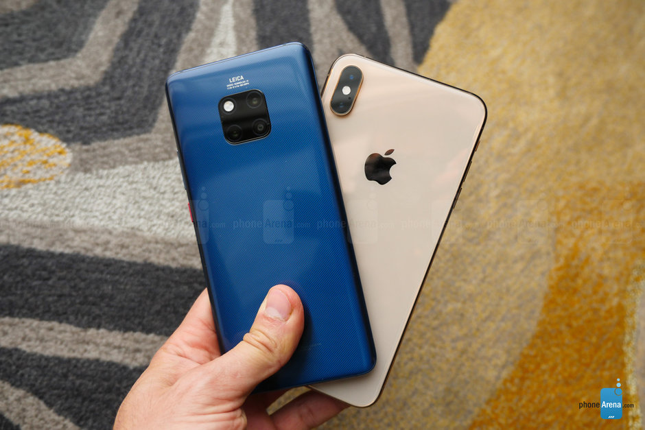 Huawei gửi lời chúc năm mới trên Twitter bằng... iPhone