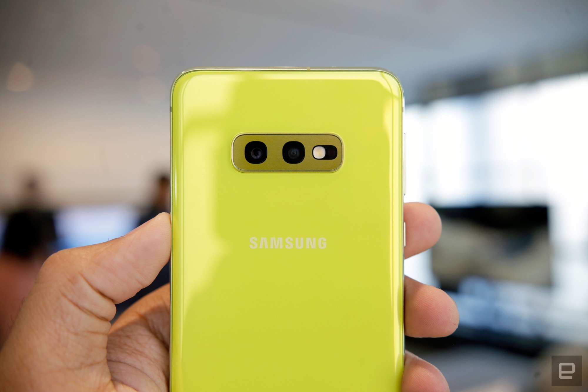 Trên tay Galaxy S10e: Phiên bản "giá rẻ" của Galaxy S10 với màn hình Infinity-O, Snapdragon 855, vân tay cạnh bên, giá từ 17.4 triệu đồng