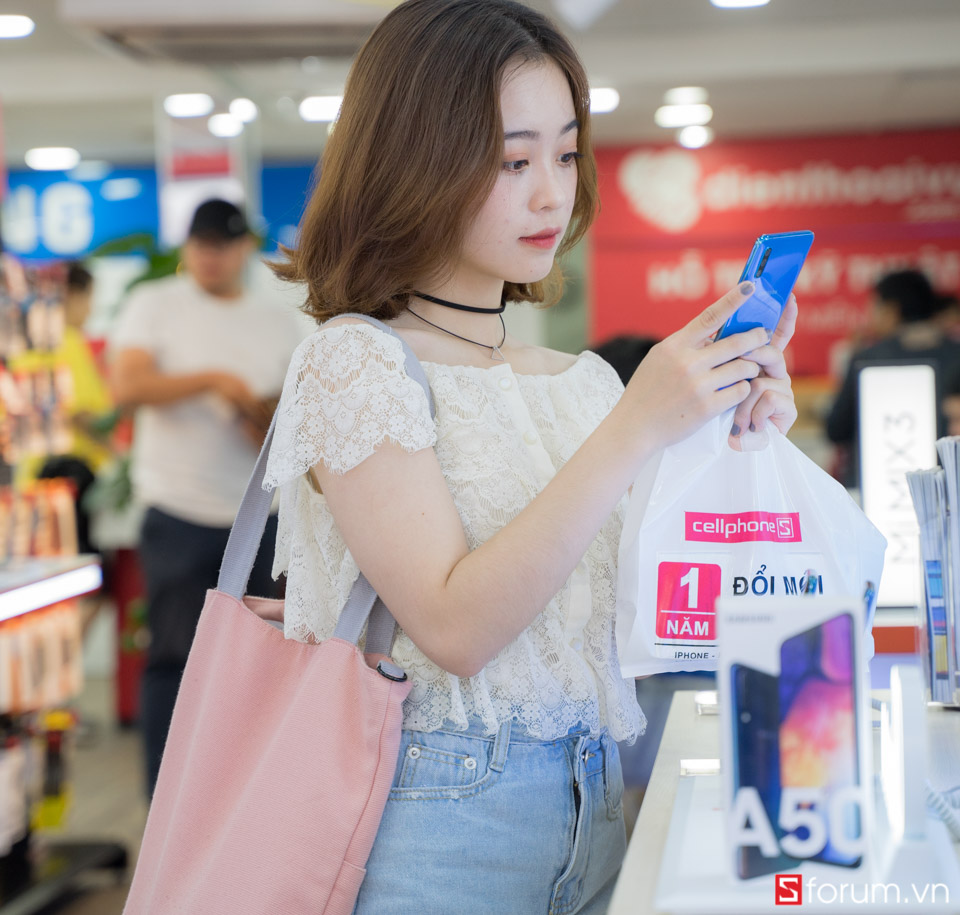 Mở bán Galaxy A50 tại CellphoneS, hàng trăm khách hàng đến mua với nhiều ưu đãi khủng!