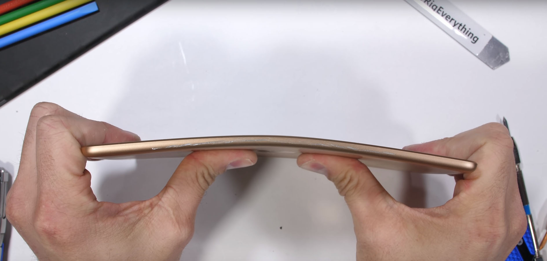iPad Mini 5 vẫn hoạt động dù bị bẻ cong trong bài kiểm tra độ bền