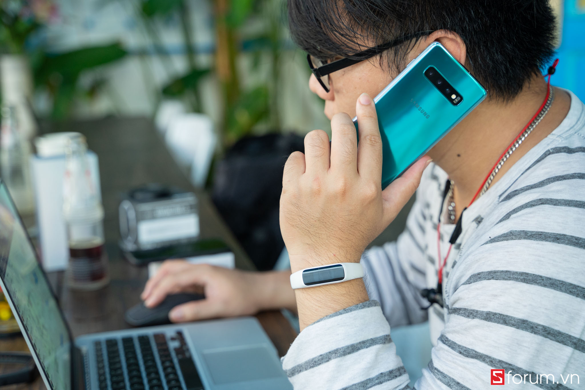 Trên tay Samsung Galaxy Fit E: Thiết kế nhỏ gọn, trẻ trung, có cảm biến nhịp tim, giá 990K
