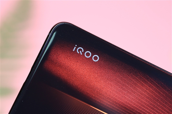 iQOO sẽ có thêm phiên Youth Edition rút gọn: Snapdragon 845, RAM 6GB, giá chỉ từ 6.7 triệu