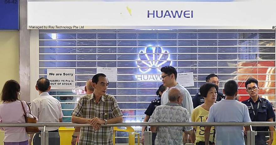 Chạy khuyến mại tại Singapore, Huawei dán thông báo hết hàng ngay từ lúc chưa mở cửa