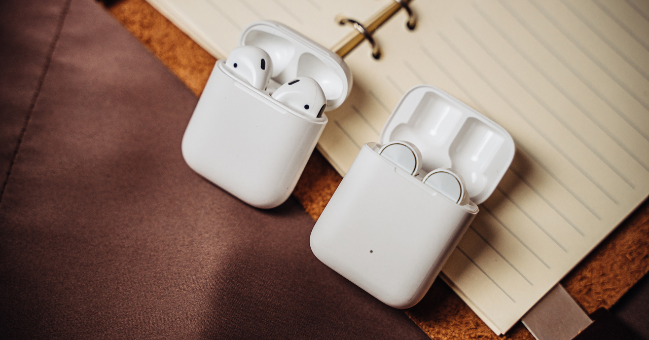 Giá chỉ bằng 1/3 nhưng AirDots Pro sở hữu 3 ưu điểm mà Apple AirPods không có