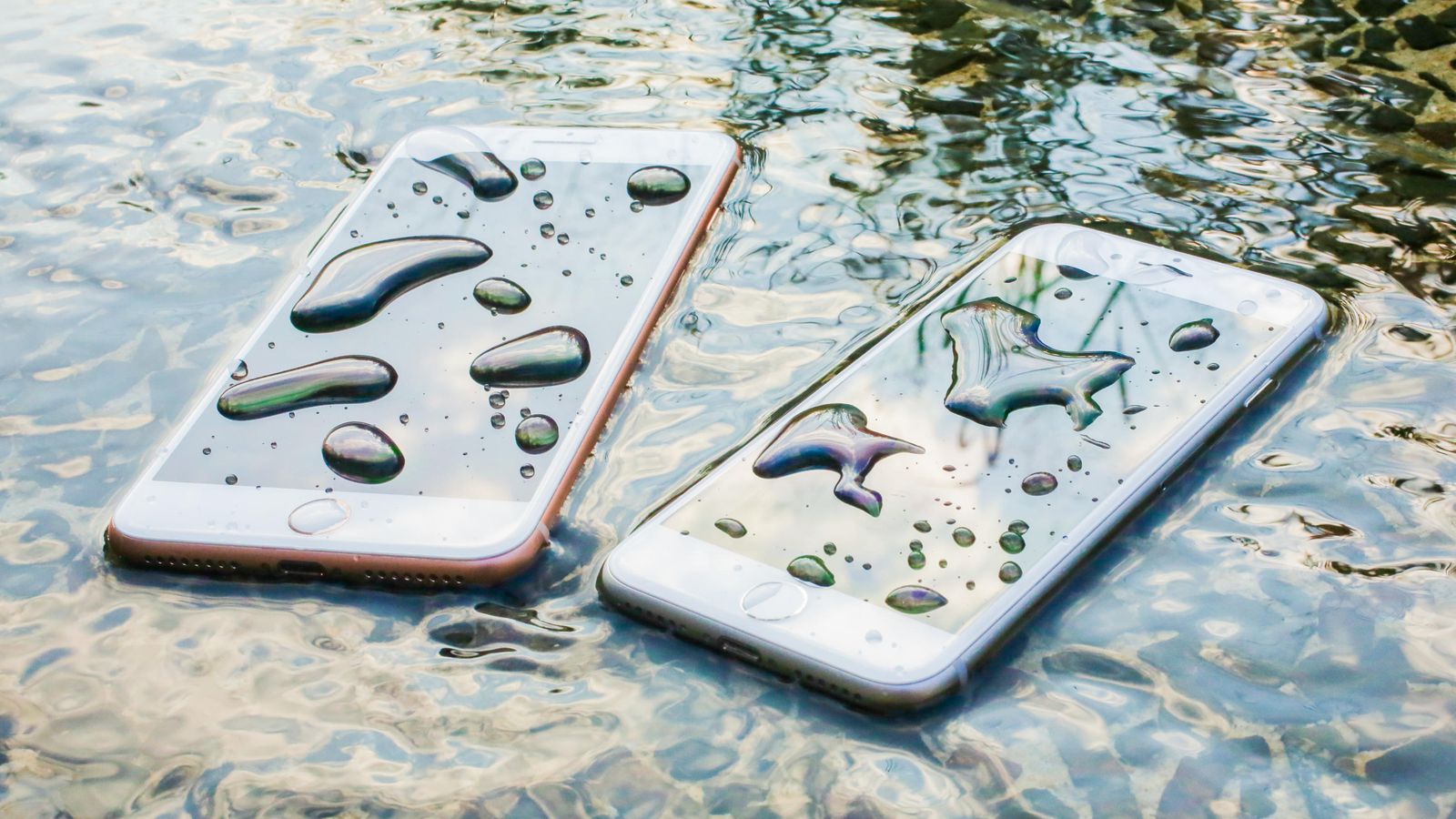 Top smartphone chống nước vượt trội trong mùa mưa bão