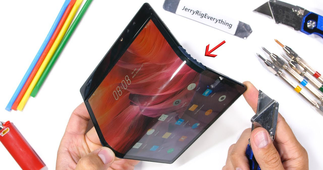 “Tra tấn” smartphone màn hình gập đầu tiên trên thế giới bằng dao rọc giấy, hơ lửa và gập đôi để kiểm tra độ bền