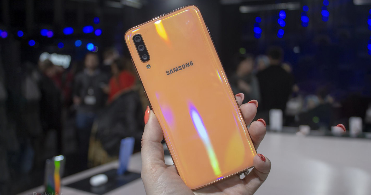 Ảnh render chính thức của Galaxy A90 xác nhận màn hình giọt nước, 3 camera sau
