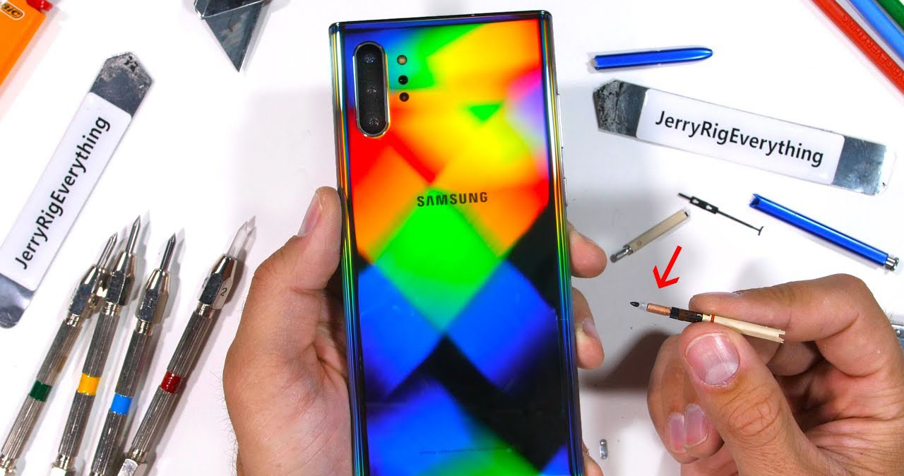 Tra tấn Galaxy Note 10+: Màn hình cong nhưng không dễ hỏng