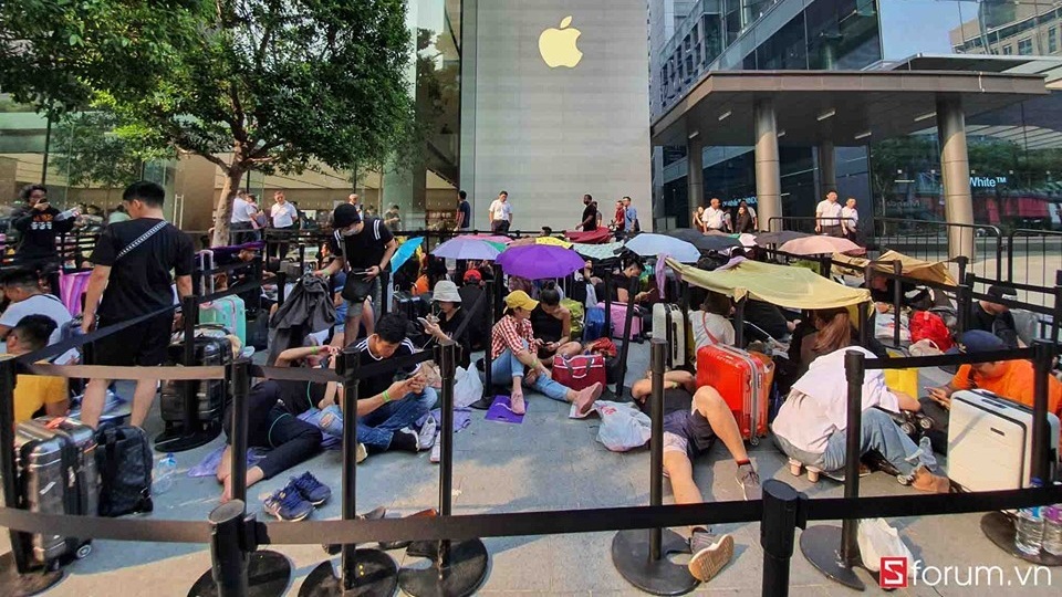Apple Store Singapore trước ngày mở bán iPhone 11: Chủ yếu là người Việt xếp hàng...!!!