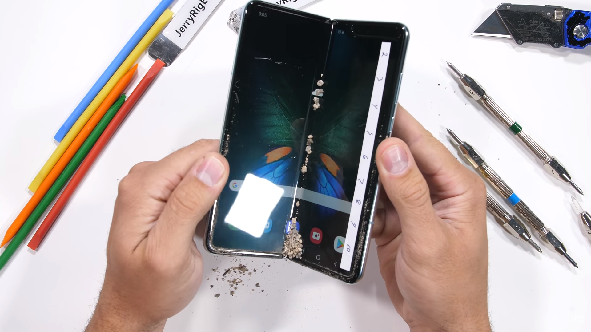 Thử nghiệm độ bền Galaxy Fold: Flagship "mỏng manh dễ vỡ" nhất của Samsung? Thử nghiệm độ bền Galaxy Fold: Flagship "mỏng manh dễ vỡ" nhất của Samsung?