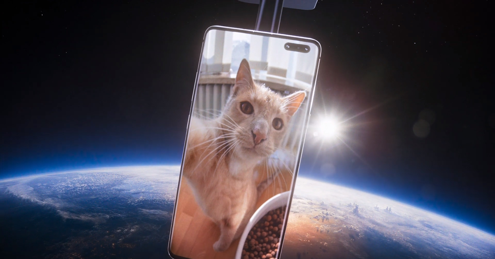 Samsung chơi lớn, thả trôi Galaxy S10 5G với ảnh selfie của người dùng ra ngoài không trung