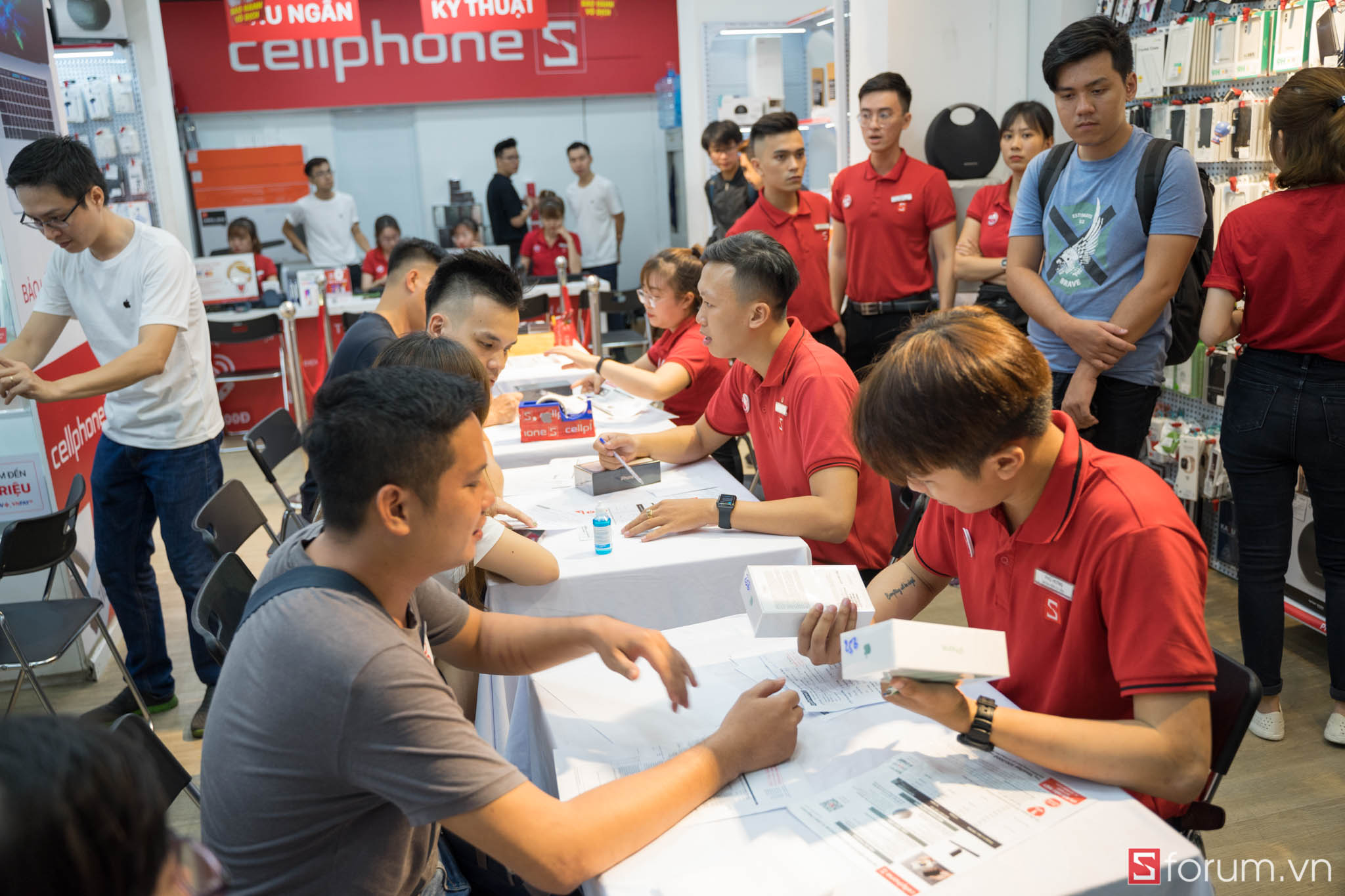 Những hình ảnh nhộn nhịp trong đêm đầu tiên mở bán bộ ba iPhone 11 chính hãng VN/A tại CellphoneS