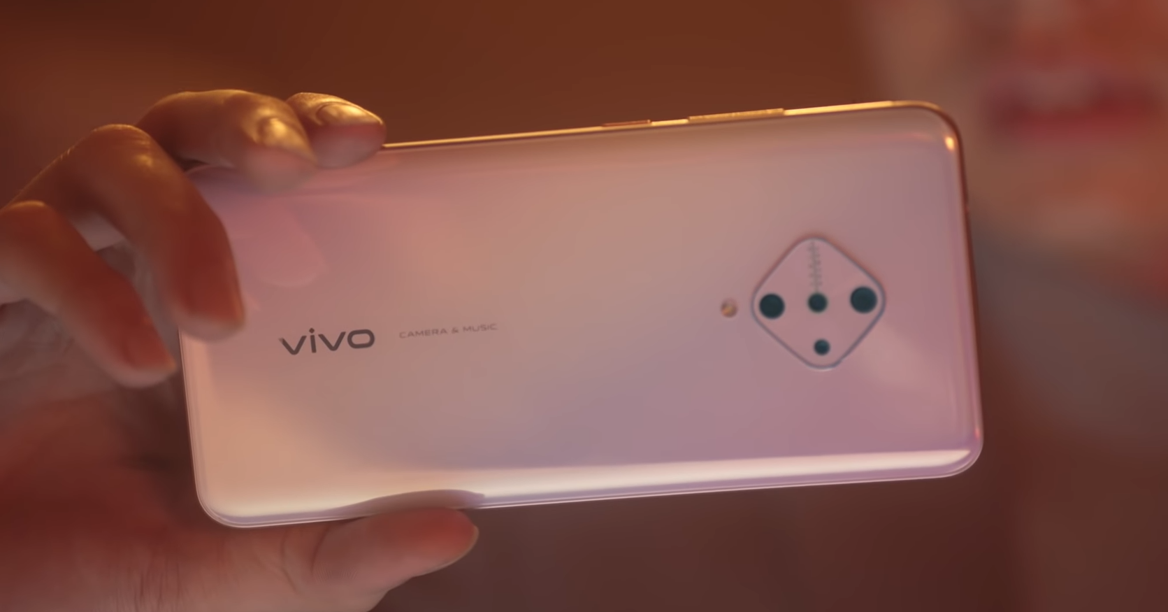 Chưa ra mắt, Vivo V17 đã bất ngờ xuất hiện trong MV mới của Noo Phước Thịnh