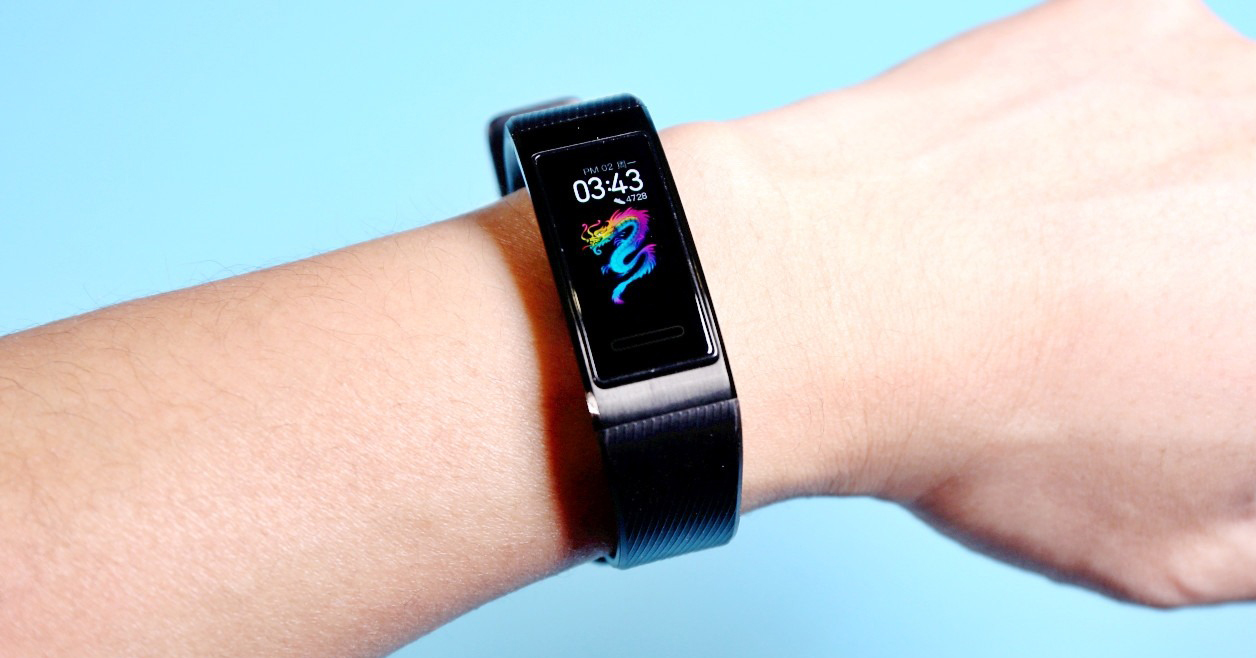 Mở hộp và trên tay nhanh Huawei Band 4 Pro: Tích hợp NFC, GPS, giá 1.3 triệu đồng Mở hộp và trên tay nhanh Huawei Band 4 Pro: Tích hợp NFC, GPS, giá 1.3 triệu đồng