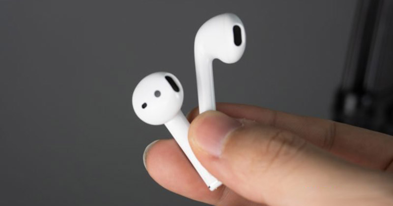 Trên tay Realme Buds Air: Cảm hứng thiết kế từ Apple AirPods, case hỗ trợ sạc không dây, giá rẻ bất ngờ