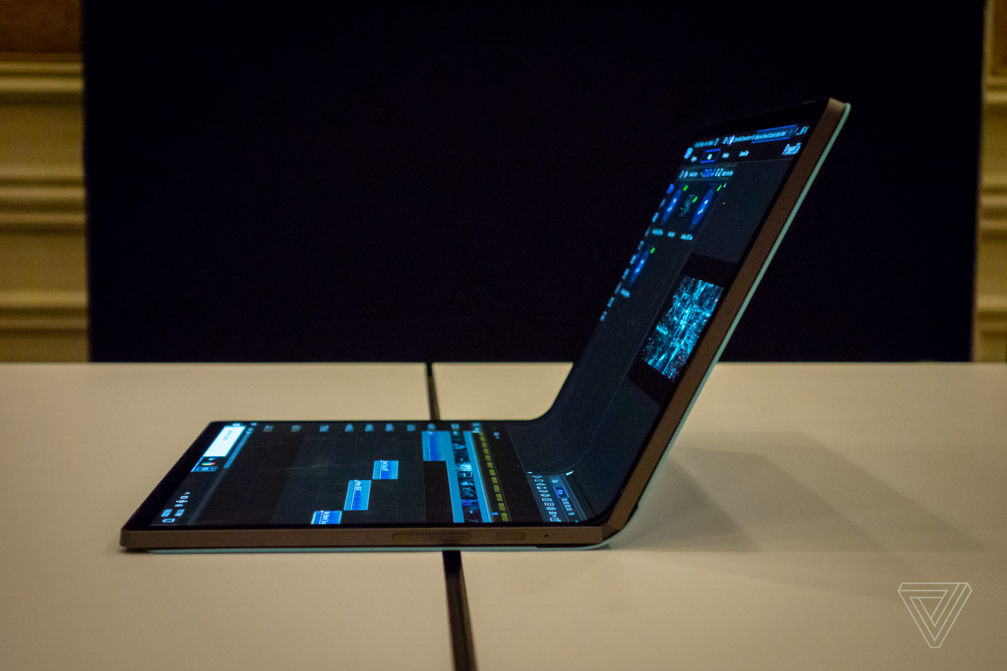 [CES 2020] Intel ra mắt laptop màn hình gập của riêng mình: Màn 17.3 inch, có thể dùng như một chiếc tablet "siêu to"
