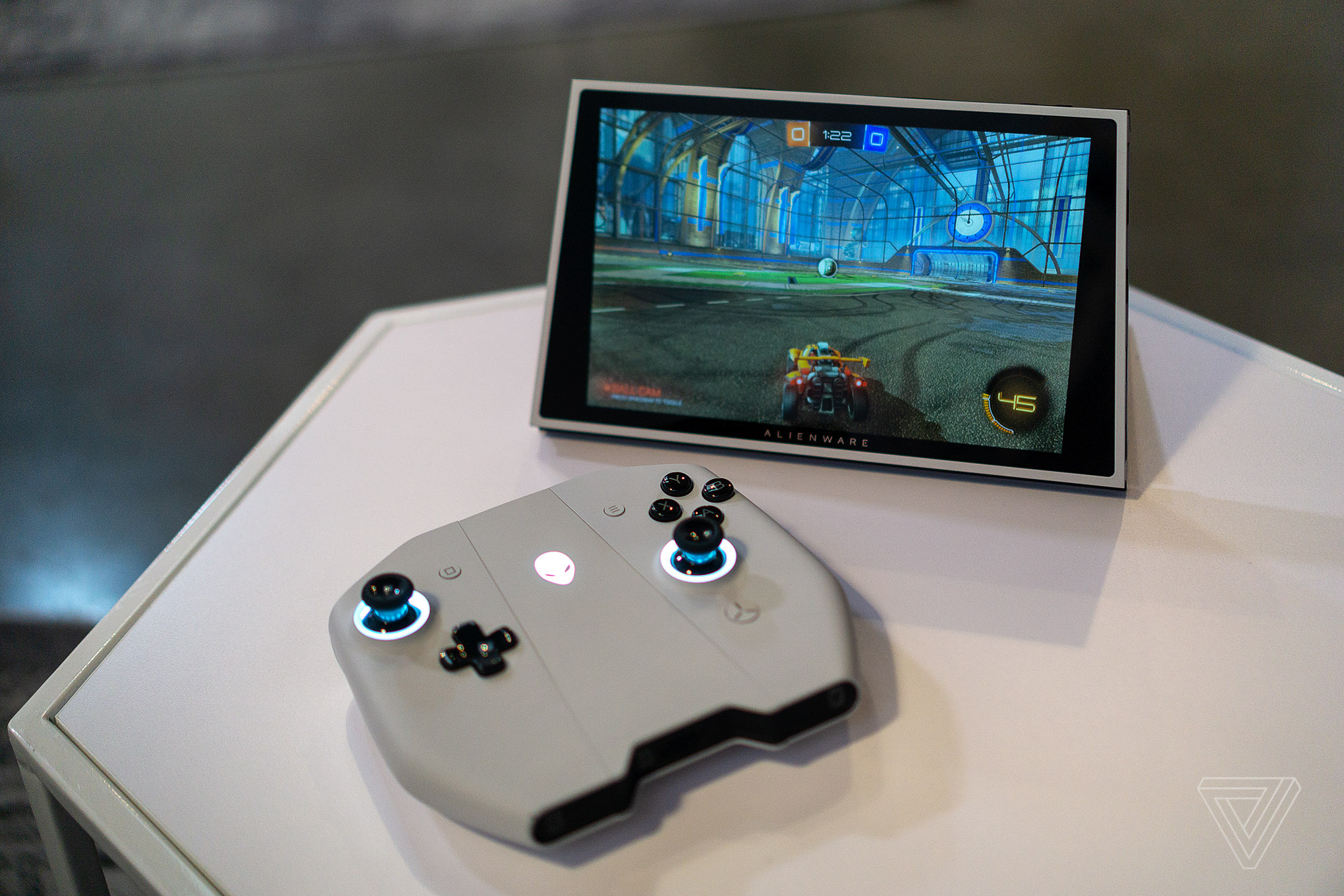 [CES 2020] Alienware Concept UFO: Gaming PC nhỏ như Nitendo Switch