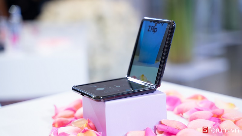 Samsung Galaxy Z Flip “hết hàng” tại Việt Nam chỉ sau 8 tiếng mở bán