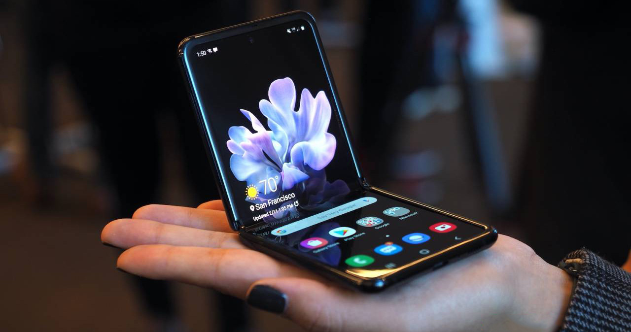 Giá thay thế màn hình Galaxy Z Flip đủ mua một chiếc iPhone XR mới
