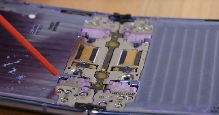 iFixit “mổ bụng” Galaxy Z Flip cho thấy bụi mịn vẫn có thể lọt vào bản lề của máy