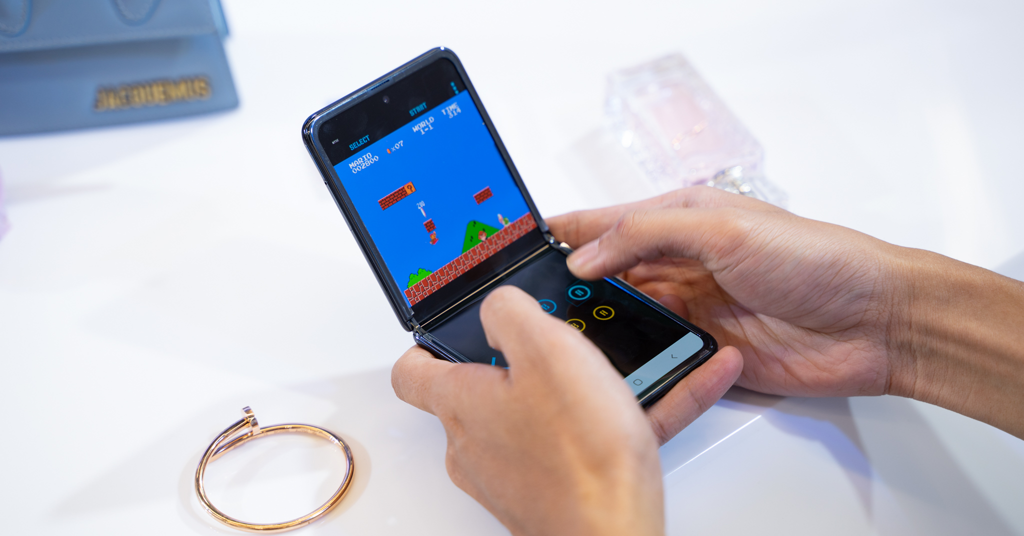 Samsung chính thức ra mắt smartphone màn hình gập Galaxy Z Flip tại ...