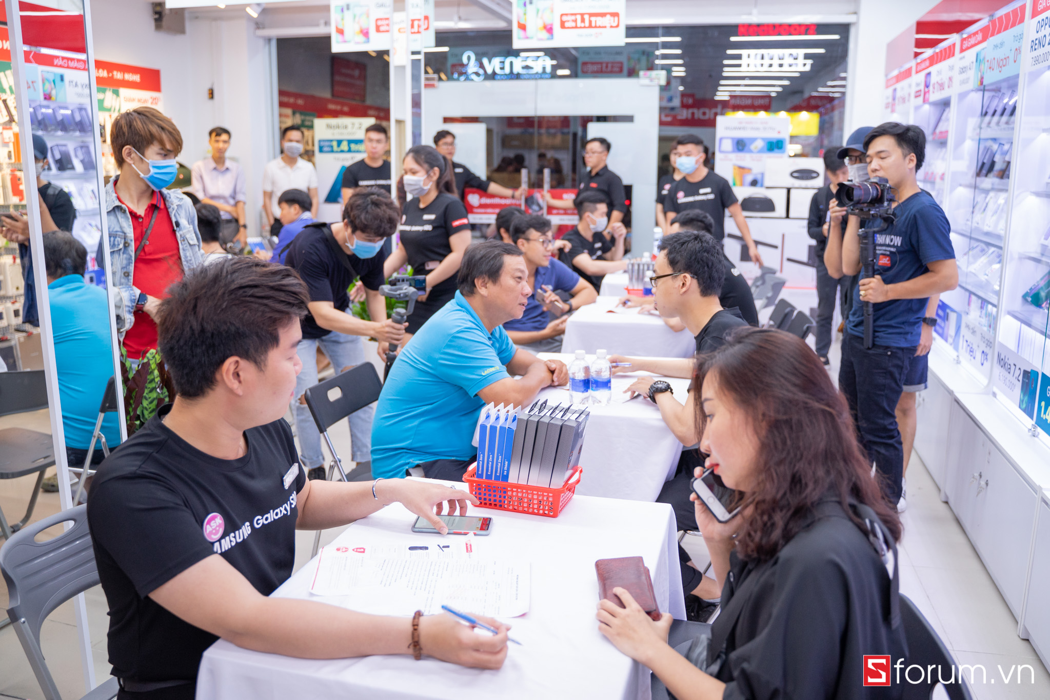 Rất đông khách hàng đã có mặt tại CellphoneS trong đêm để trở thành người đầu tiên sở hữu Galaxy S20 series tại VN