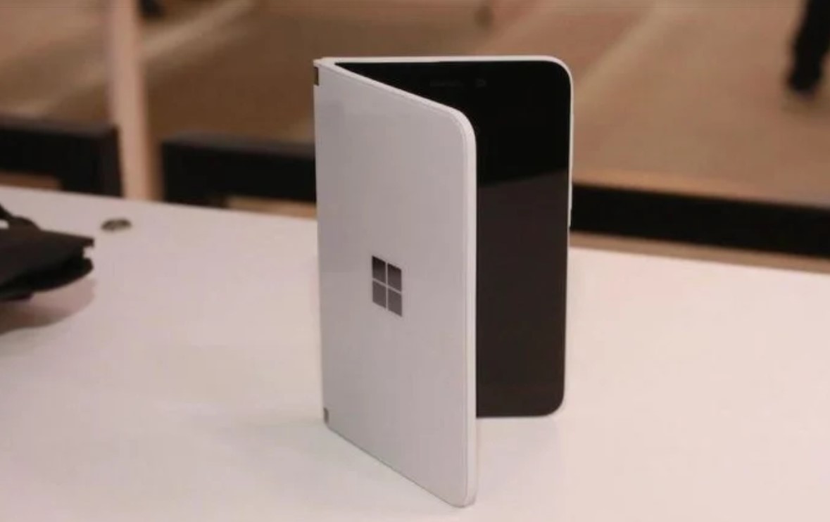 Bằng sáng chế mới cho thấy Microsoft đang phát triển một thiết bị gập có 3 màn hình