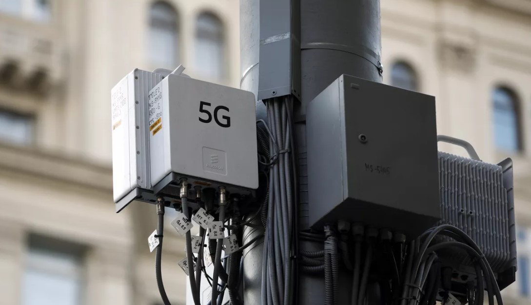 Được cho là nguyên nhân lây lan virus Corona, trạm phát 5G đã bị người dân Anh đốt cháy