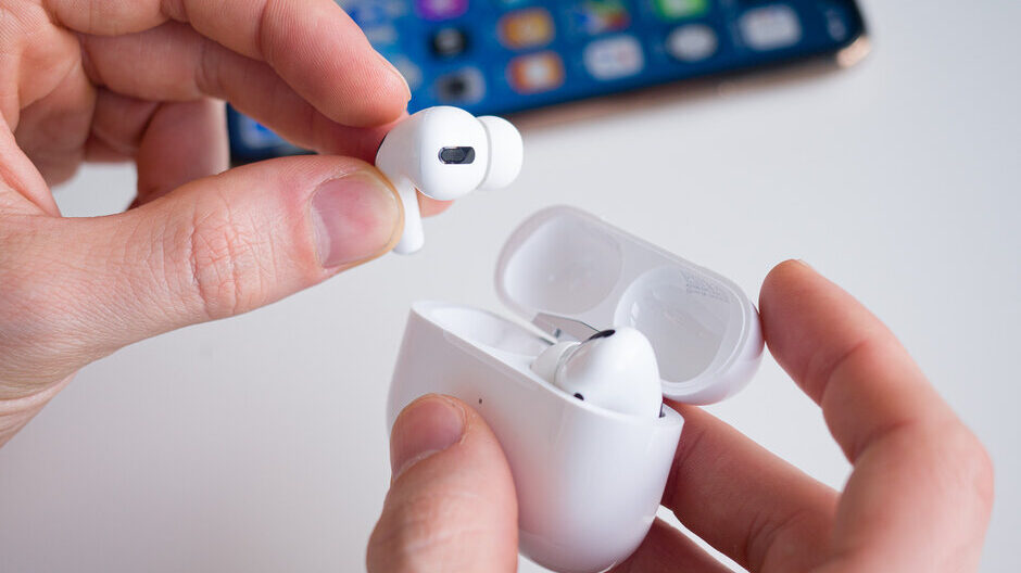 Cách sạc AirPods Pro