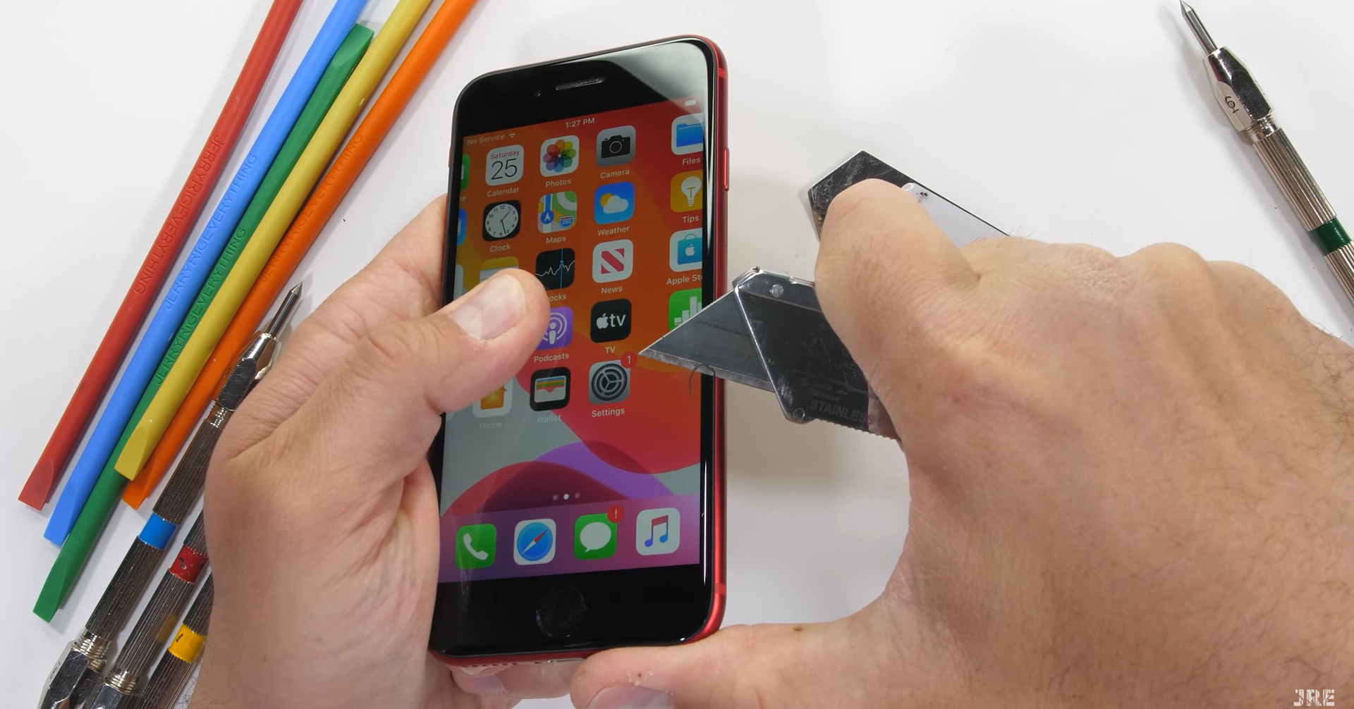 iPhone SE 2020 sống sót bất ngờ khi thả rơi từ độ cao hơn 15 mét