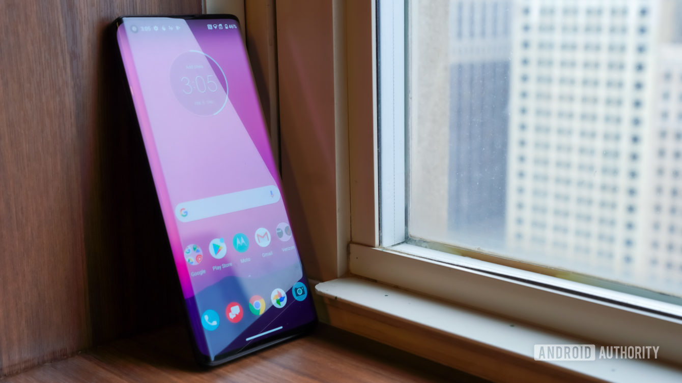 Sau OnePlus 8 Pro, đến lượt Motorola Edge Plus bị lỗi màn hình