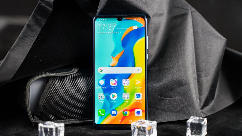 Huawei P30 Lite với 3 camera sau, RAM 6GB, có sạc nhanh 18W vừa hạ giá sập sàn, chỉ còn gần 4 triệu đồng