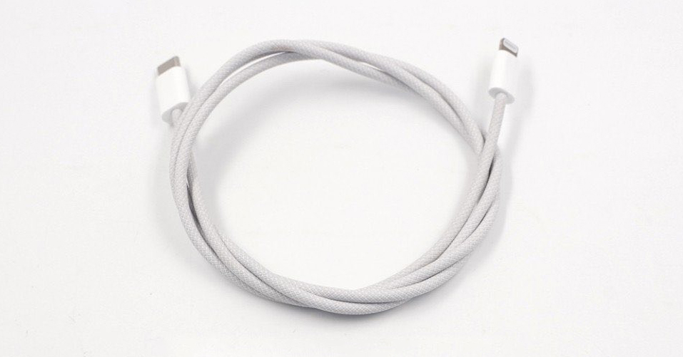 Tin đồn mới cho biết cáp bọc dù USB-C to Lightning sẽ là phụ kiện duy nhất có trong hộp iPhone 12