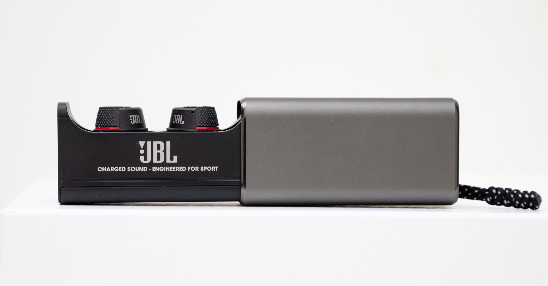 Trên tay JBL Under Armour True Wireless Flash: Tai nghe thể thao, chống nước IPX7, pin 25 tiếng