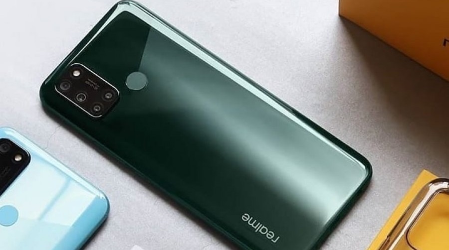 Realme 7i lộ ảnh thực tế trên tay người dùng với màn hình nốt ruồi, 4 camera 64MP mặt sau