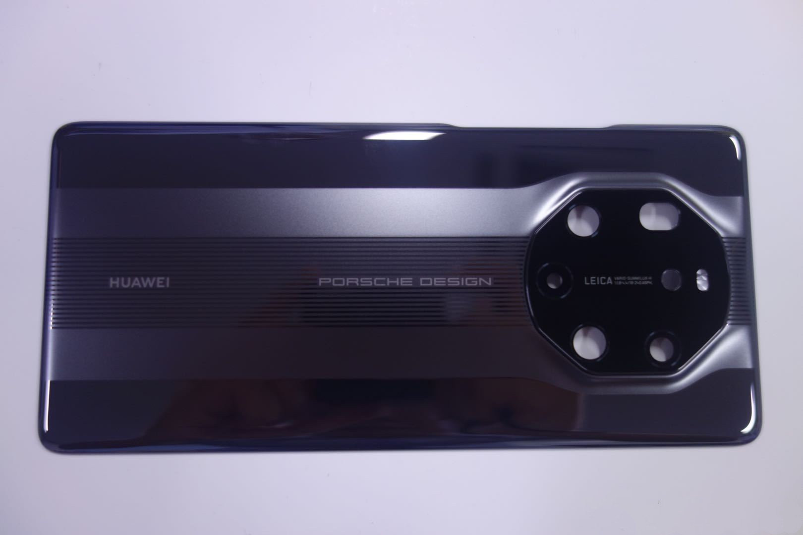 Rò rỉ hình ảnh mặt lưng Huawei Mate 40 RS Porsche Design